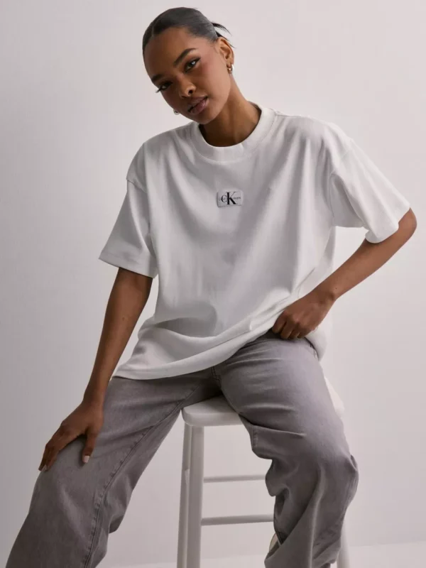Calvin Klein Jeans - T-Shirts - Bright White - Woven Label Rib Boyfriend Tee - Topper & t-shirts - T-shirts